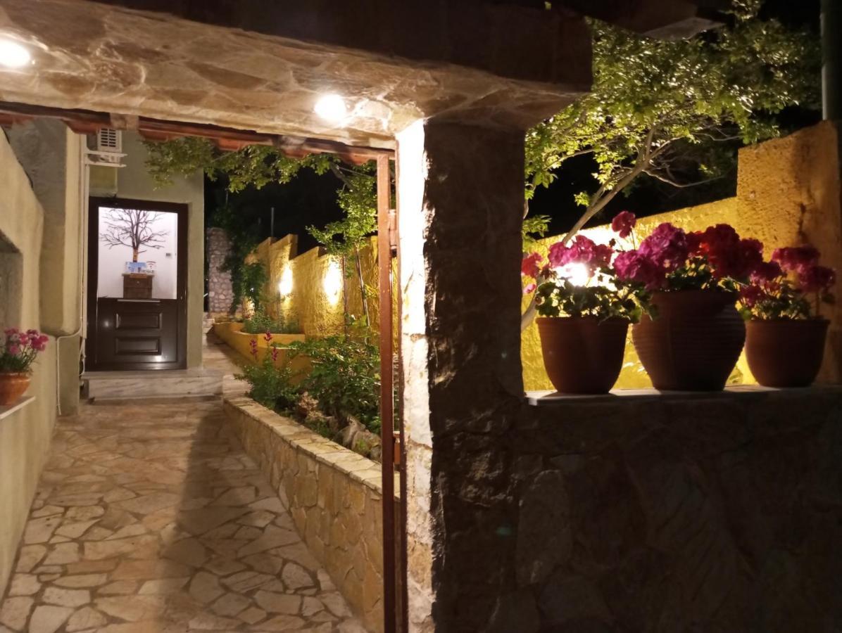Xenonas Κithαiron Hotel Vilia ภายนอก รูปภาพ