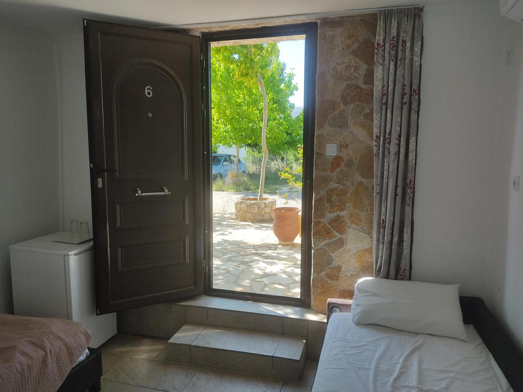 Xenonas Κithαiron Hotel Vilia ภายนอก รูปภาพ